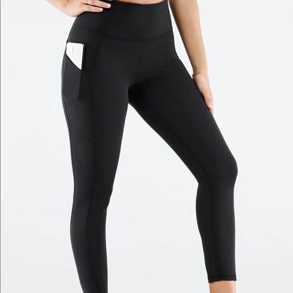 Fabletics Oasis High Waisted Pockets Leggings Short Black NWT in packaging - Picture 1 of 6